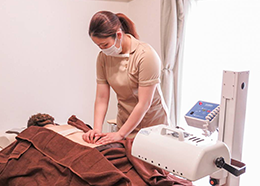 KOHANA鍼灸院で使用している「サンビーマー」や「カッピング」も、体を深部から温めるため、冷えやむくみの解消、さらにはリラクゼーション効果も期待できます。